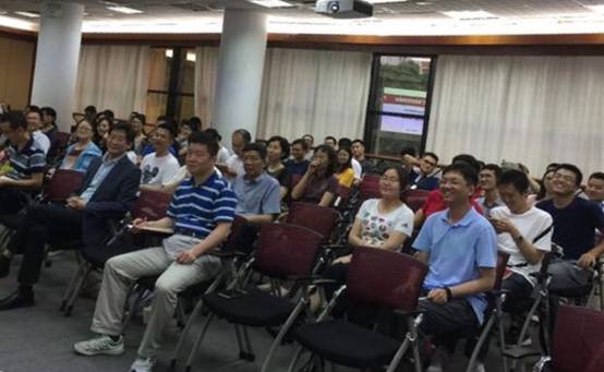 李胜兰教授为岭院师生作当前广东经济形势报告