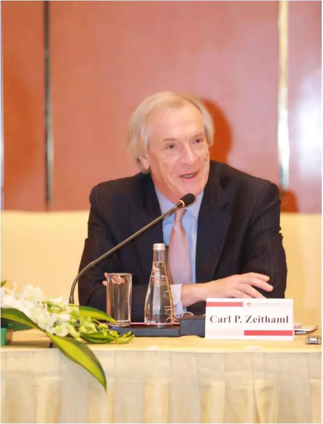 弗吉尼亚大学麦金泰尔商学院院长Carl P. Zeithaml教授主持会议
