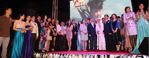 大合唱《感恩的心》