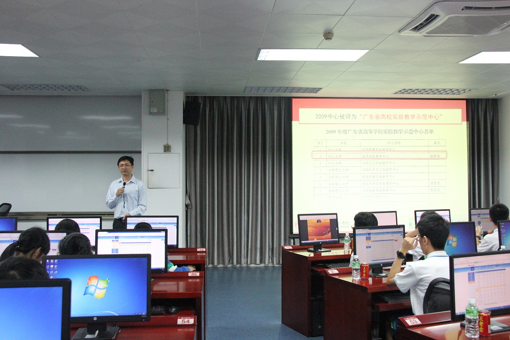 罗霖副主任指导同学们模拟演练