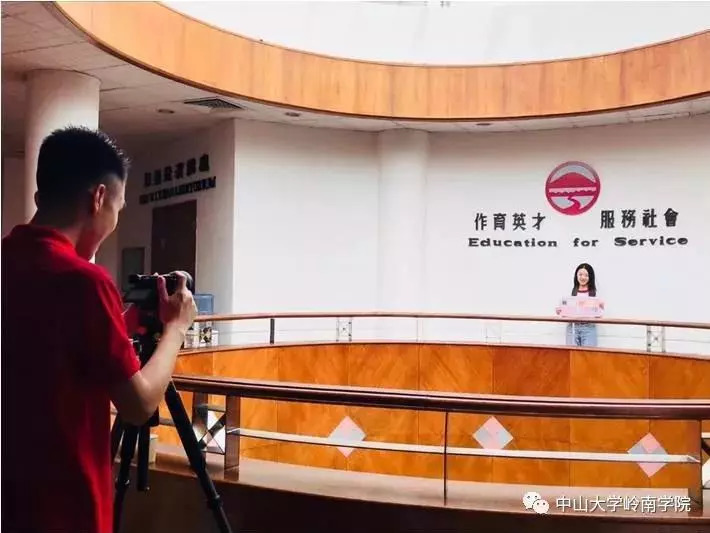 学生志愿者为新生拍照留念