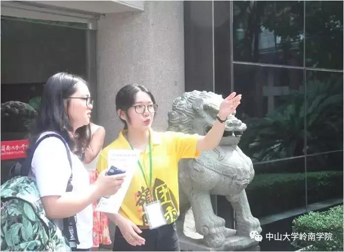 志愿者为新生学妹指引体检方向