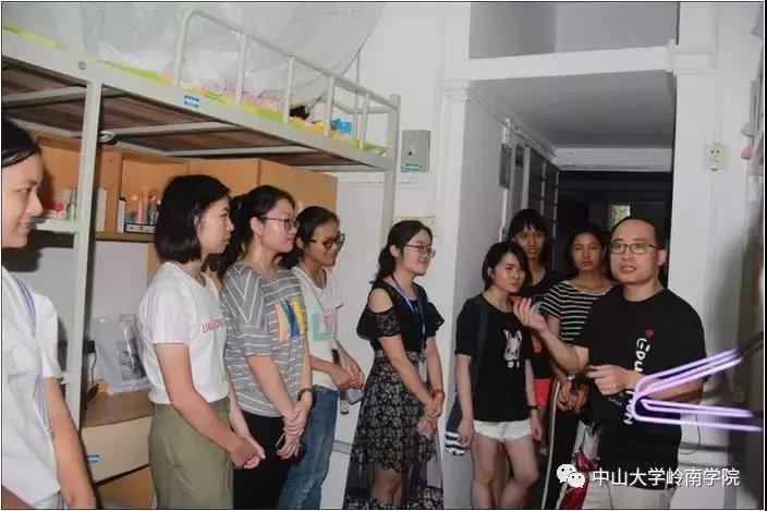 领导探访新生宿舍