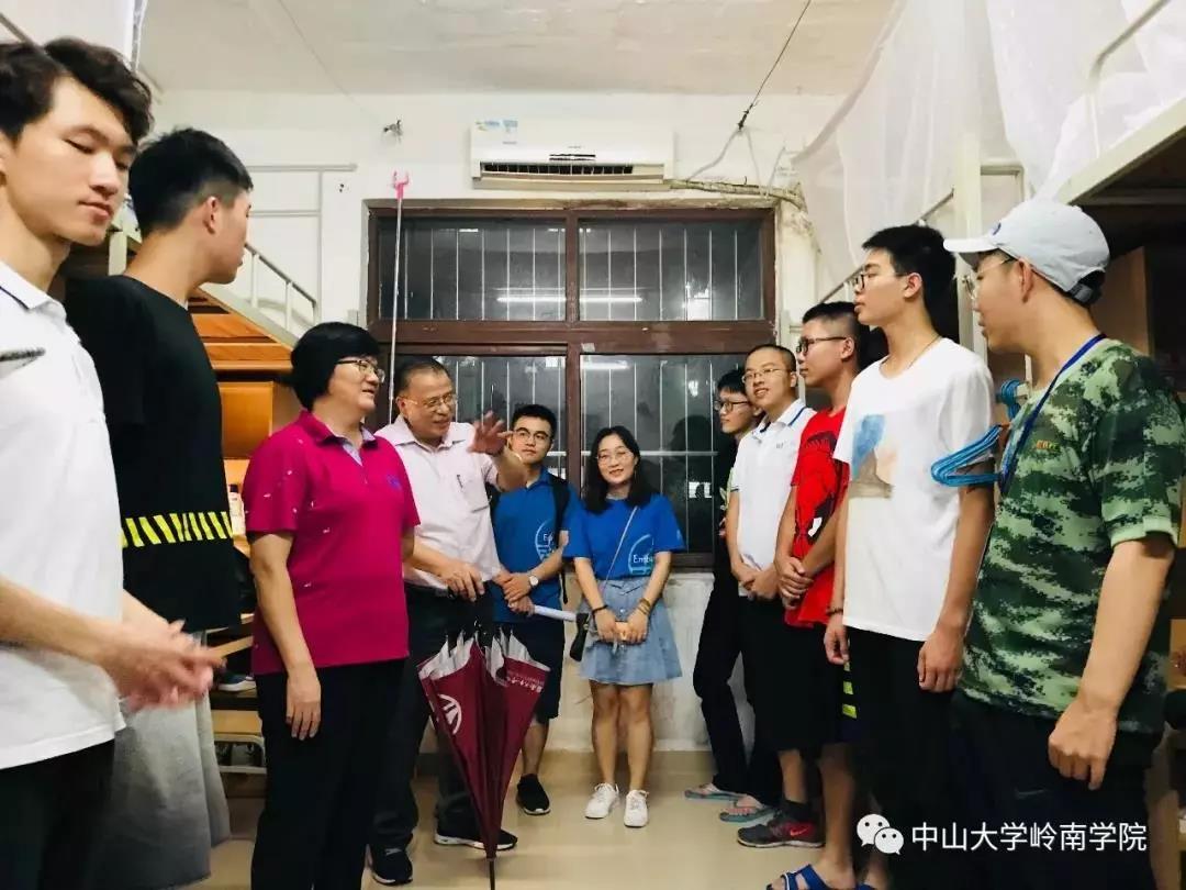 领导探访新生宿舍