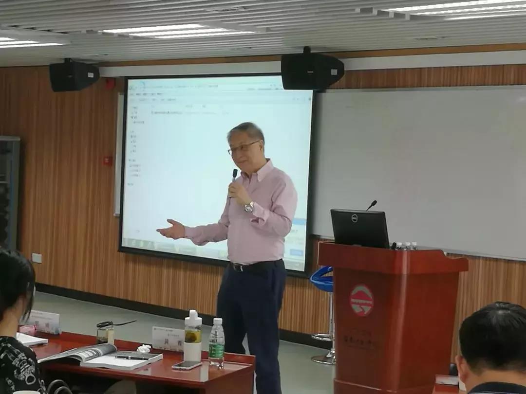 刘明康名誉院长讲课高屋建瓴、风趣诙谐