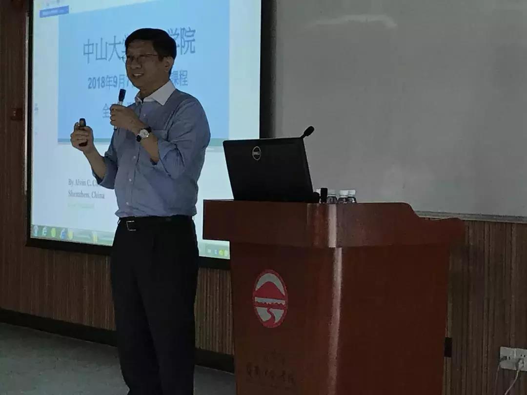 飞贷创始人、董事长兼首席执行官唐侠先生与同学们交流、互动