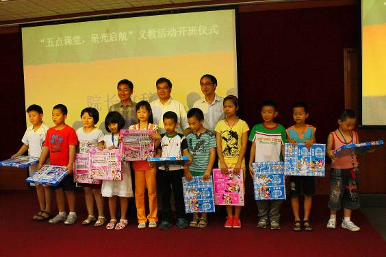 赠送礼物给小朋友