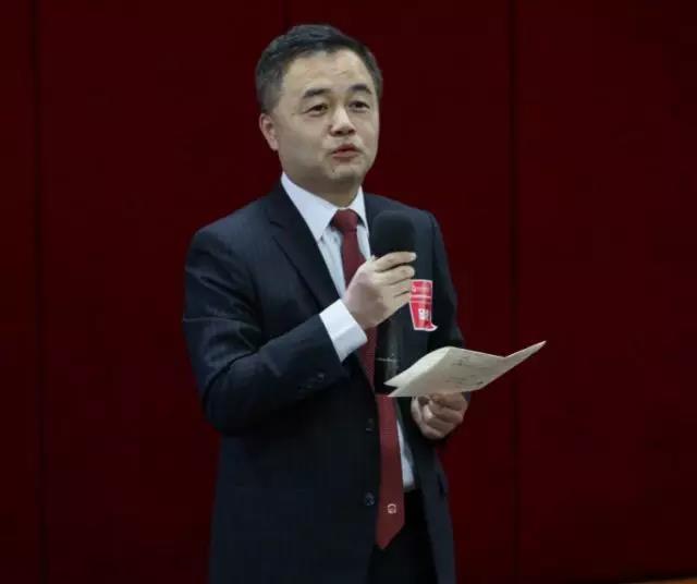 学院董事会董事邱红学长代表董事会致辞