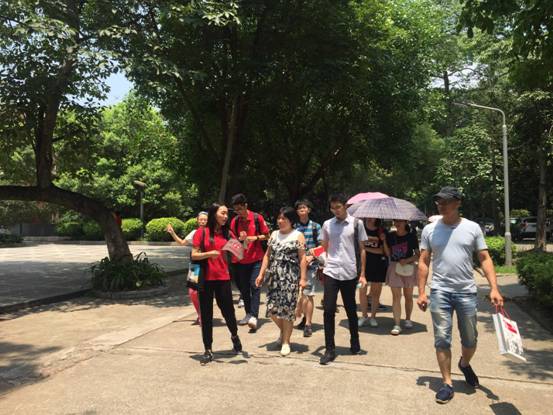 岭院学子带领家长和考生参观教学设施