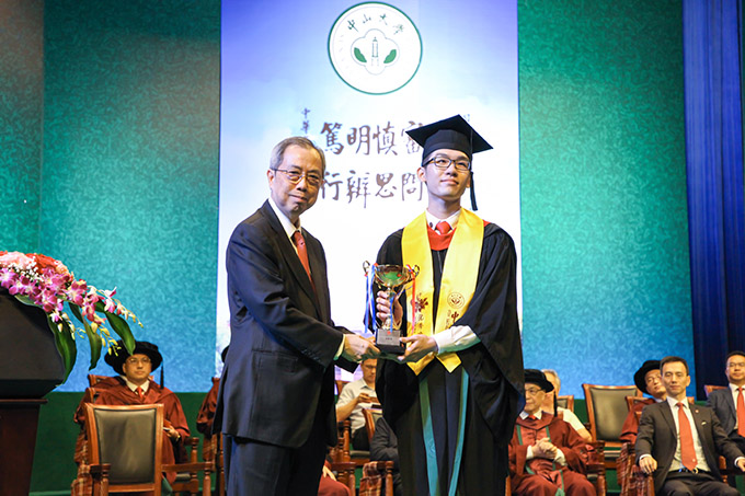 岭南学院2018年毕业庆典隆重举行