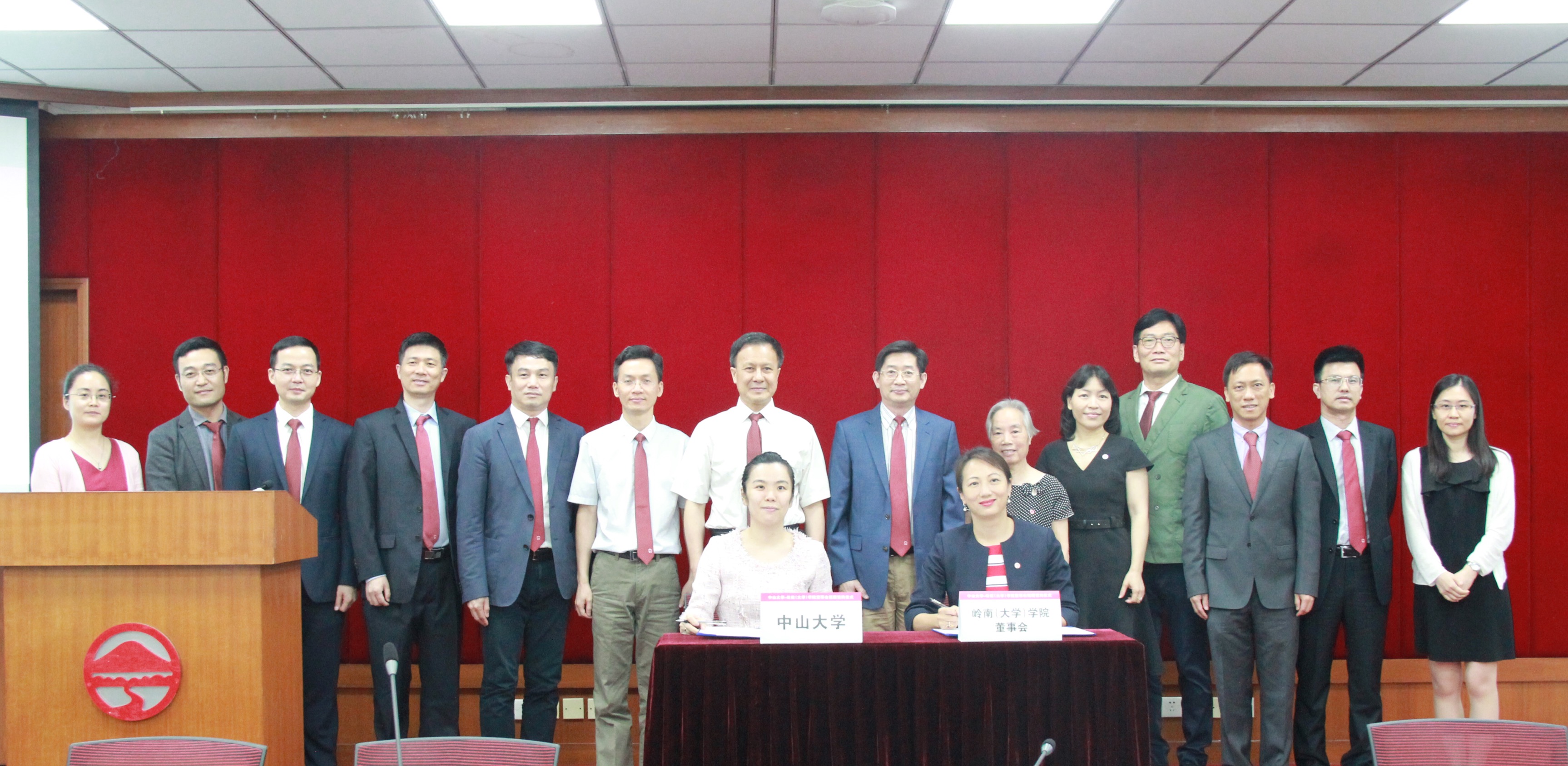 黄瑞敏秘书长和林敏董事代表双方签署捐赠协议