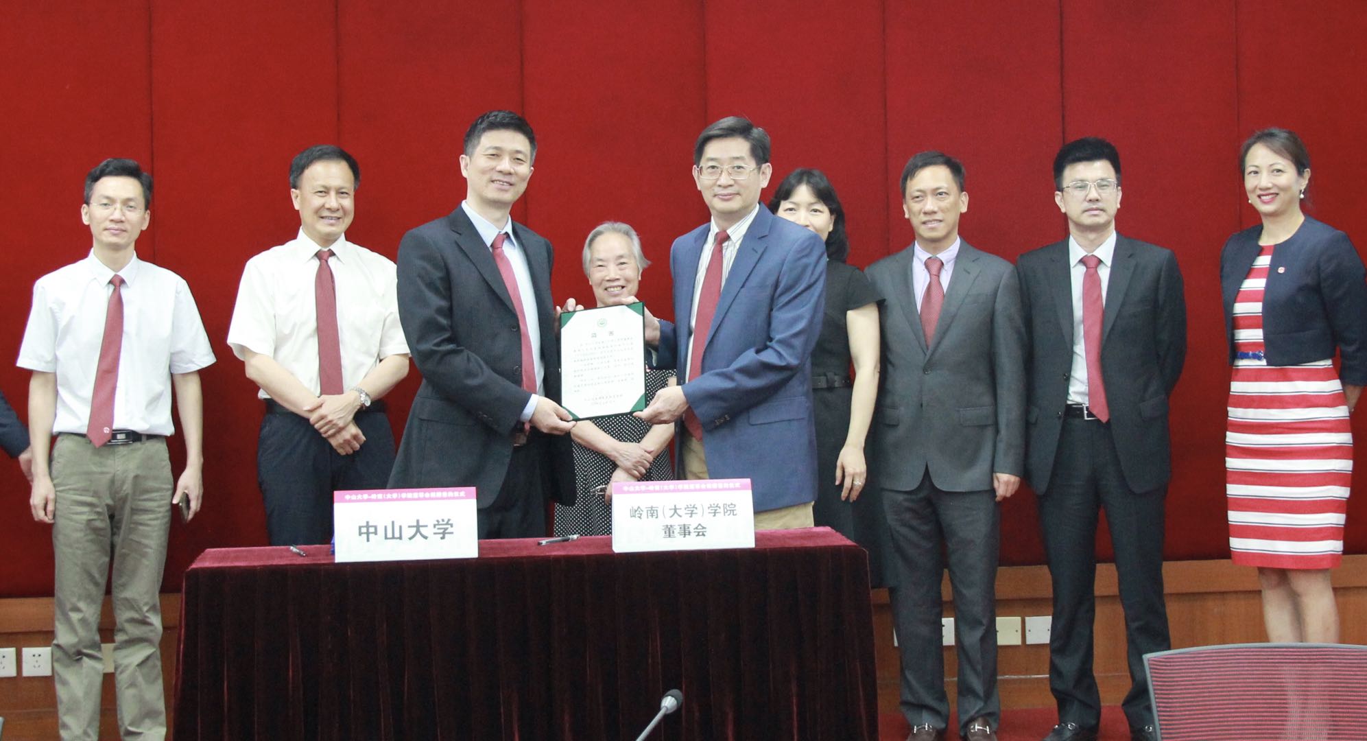 陆军院长向董事会顾问任锋颁发鸣谢证书