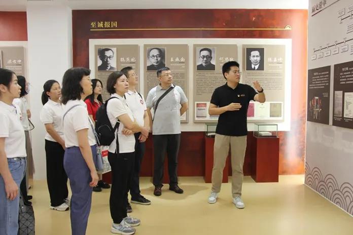 党员代表观摩院史馆