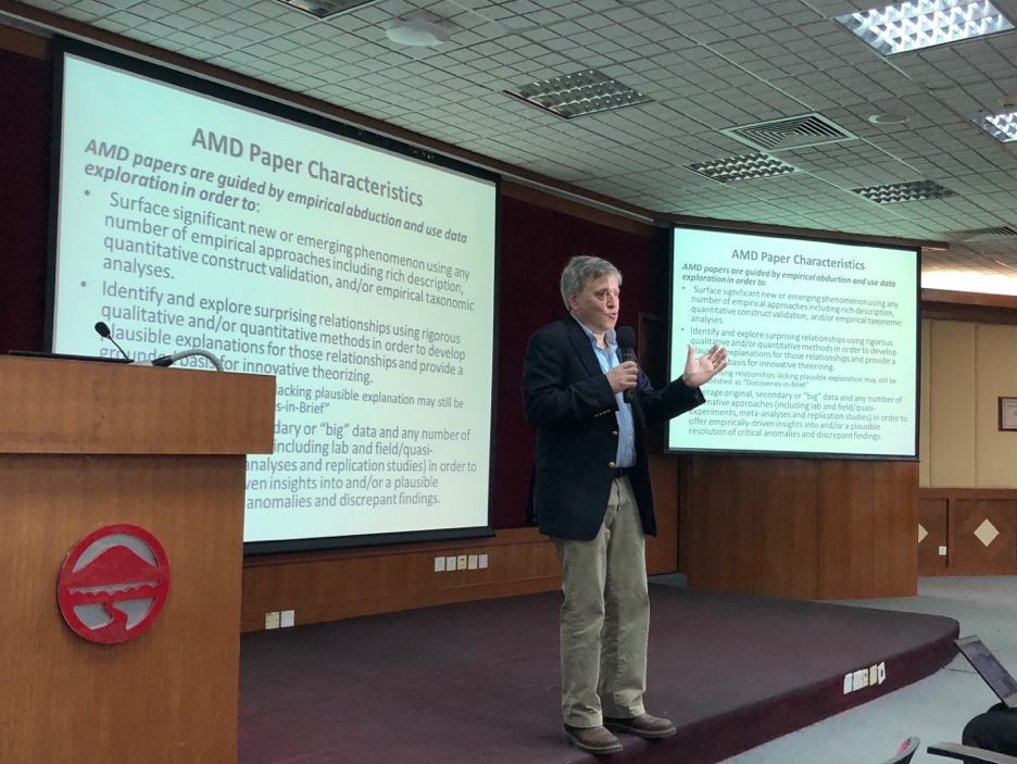 Peter Bamberger教授在专题报告中详细介绍AMD杂志的特点和相关研究