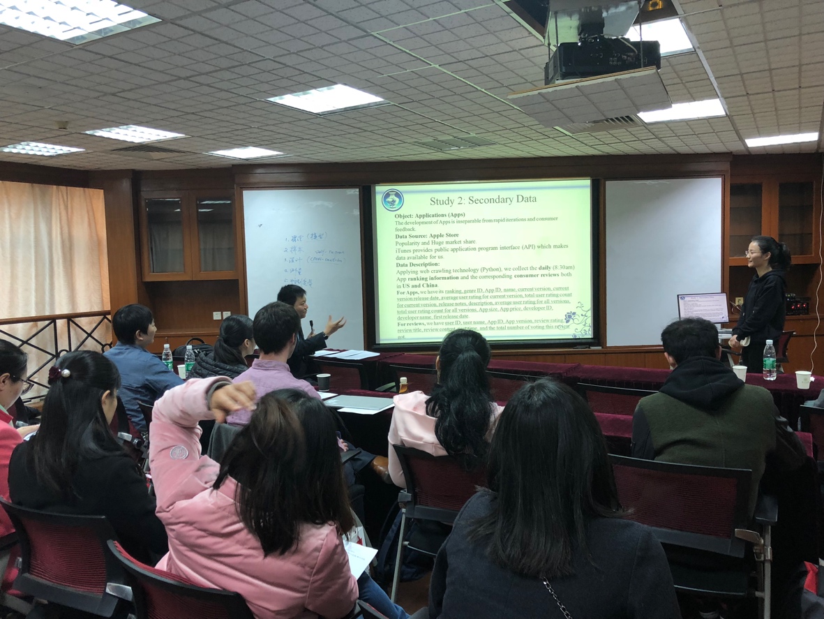  施俊琦教授在分会场与参会学者们做论文写作讨论