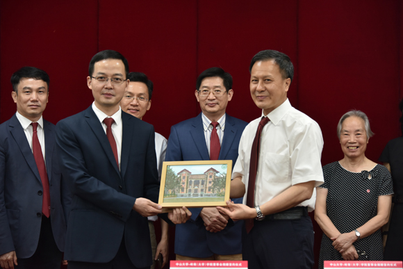 肖海鹏副校长向董事会代表徐骏辉顾问赠送纪念品