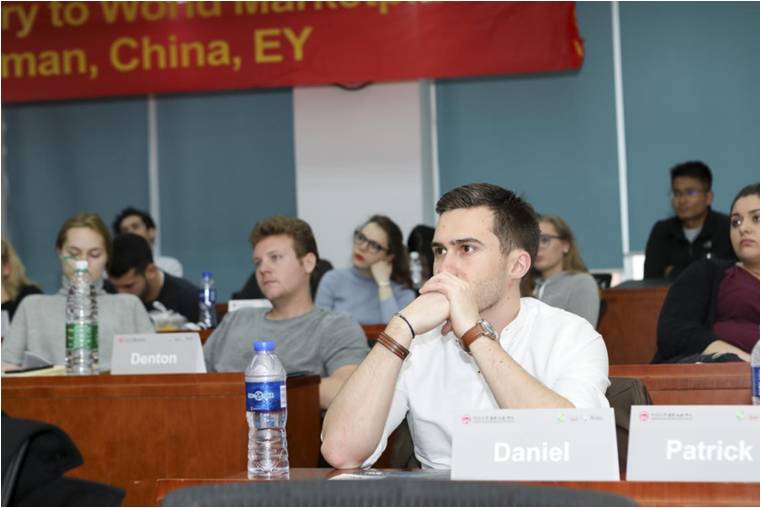 项目学生认真聆听讲座