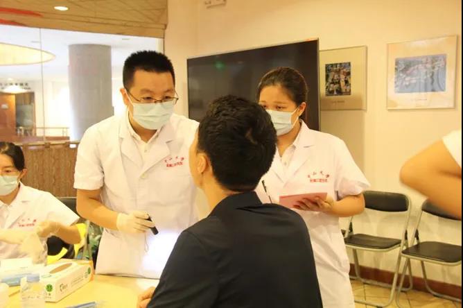 医护人员为教职工进行口腔义诊