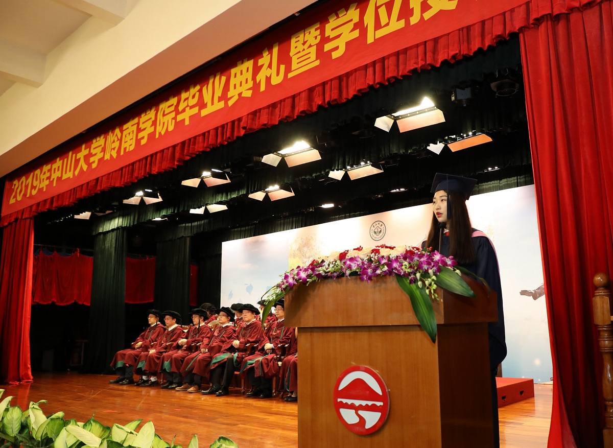 杨慧同学作为毕业生代表发言