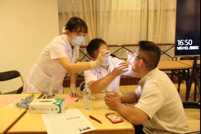 医护人员为教职工义诊