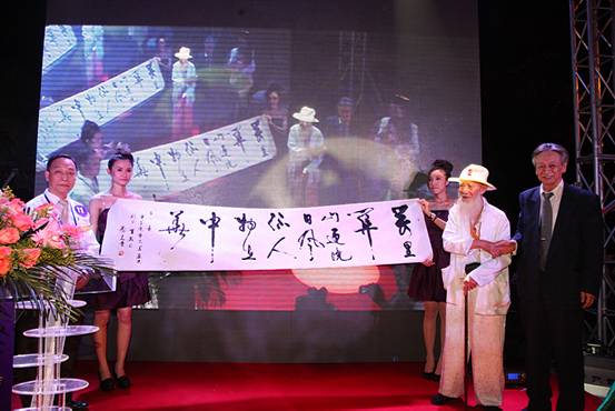 95岁的书画家温远达即兴创书法作品