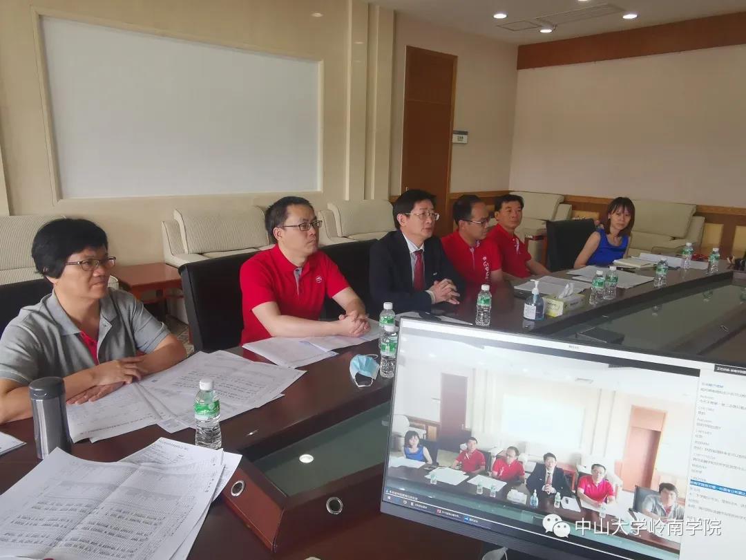 学院领导、老师在直播