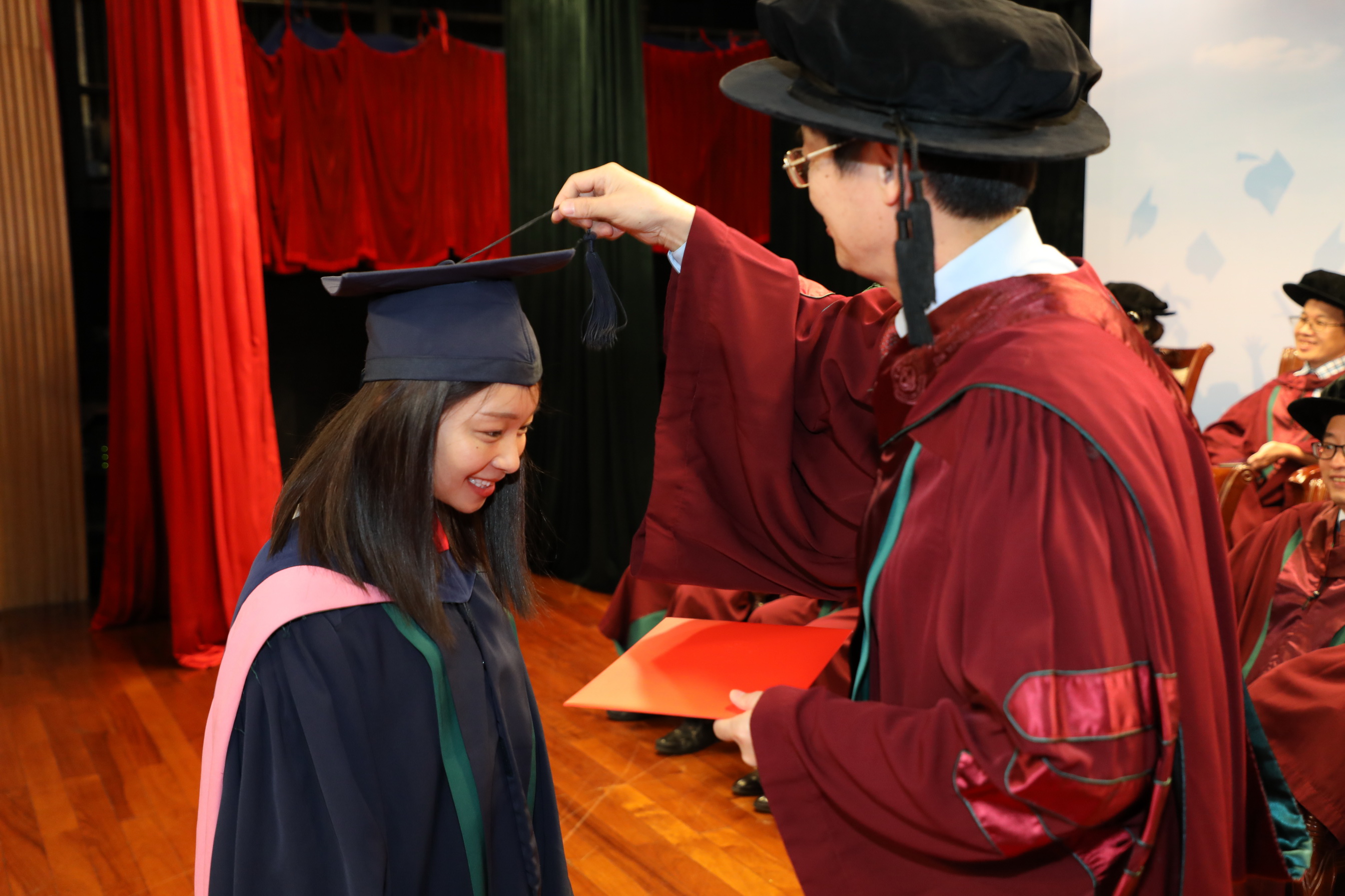 陆军院长为硕士学位获得者颁授学位