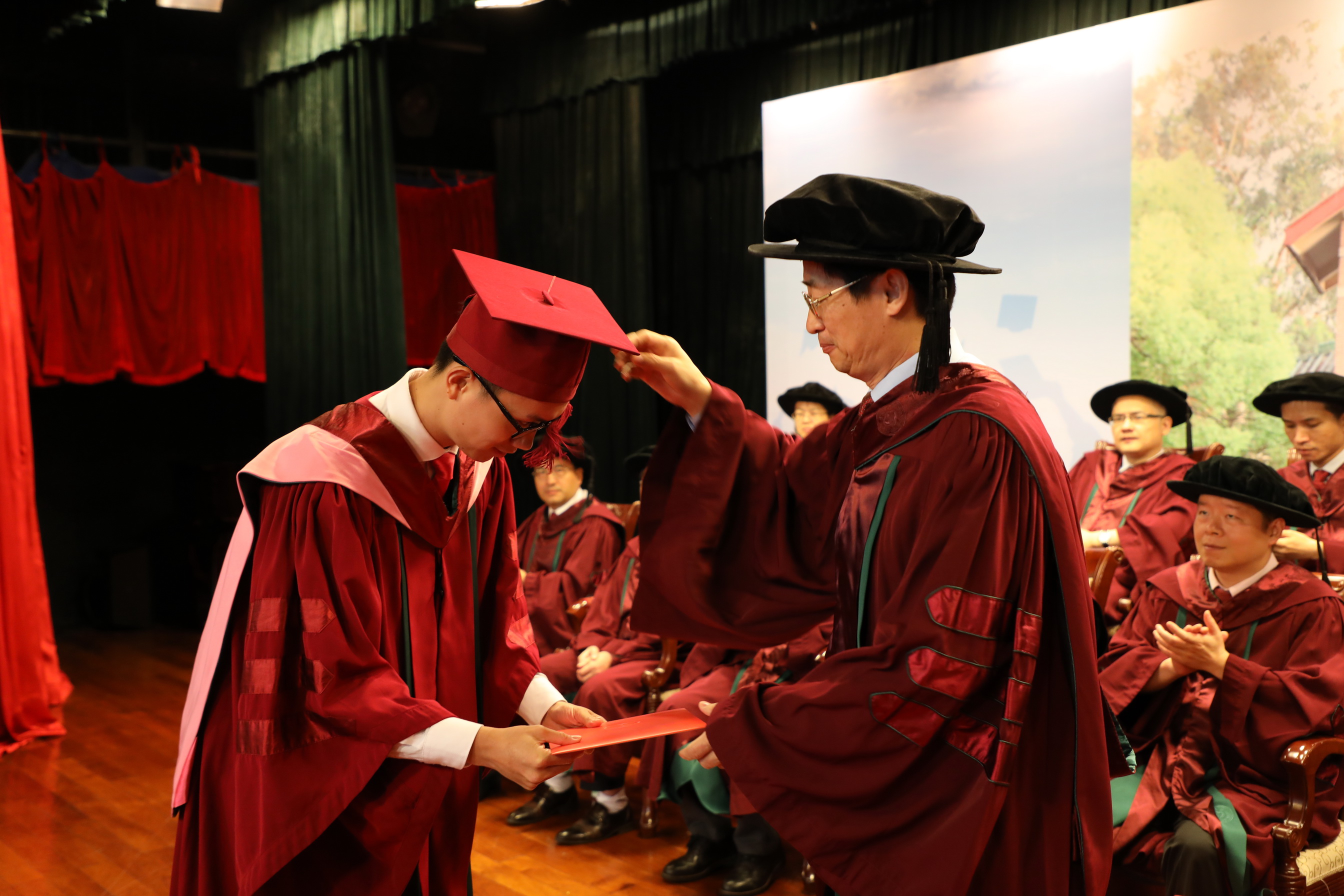 陆军院长为博士学位获得者颁授学位