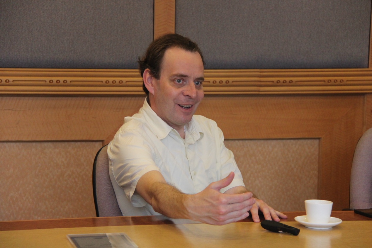 牛津大学St Edmmund书院资深导师Robert Wilkins教授来我院做“书院在教育中的作用”讲座