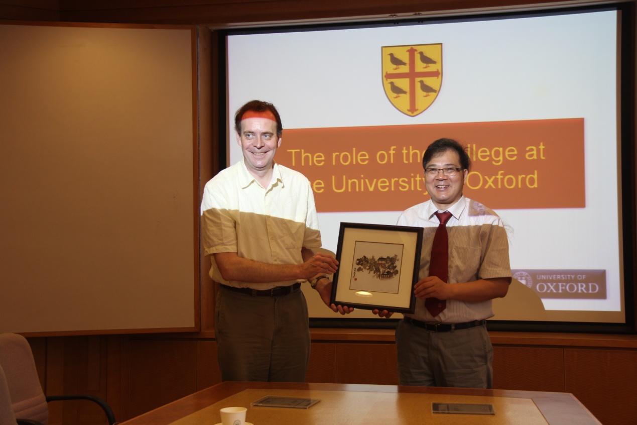 牛津大学St Edmmund书院资深导师Robert Wilkins教授来我院做“书院在教育中的作用”讲座