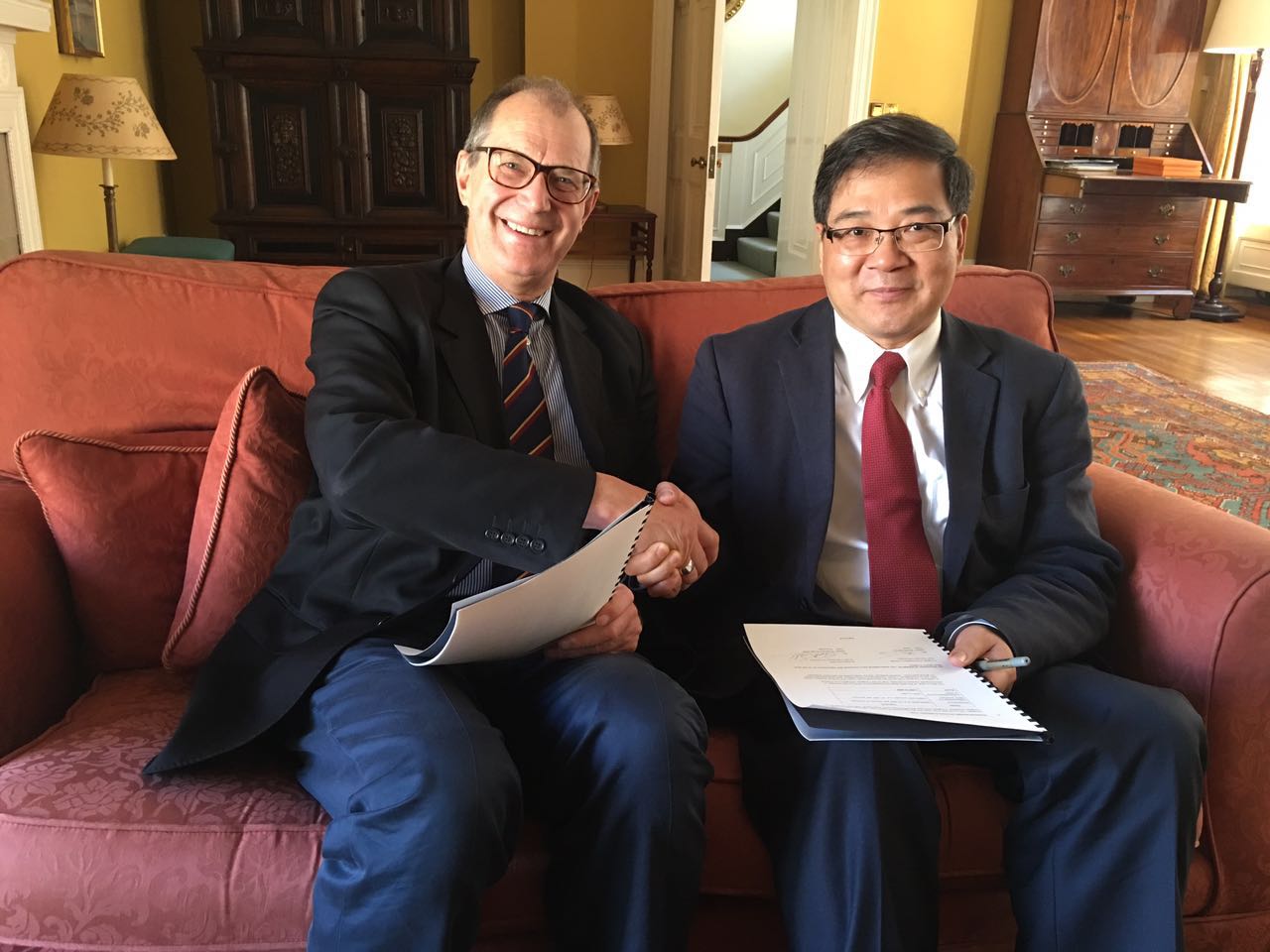 我院徐信忠院长与牛津大学St Edmund Hall院长Keith Gull教授签署协议