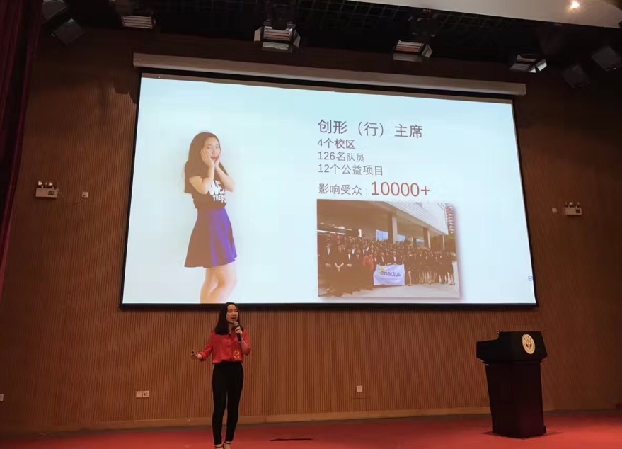    陈佩琳同学在现场展示